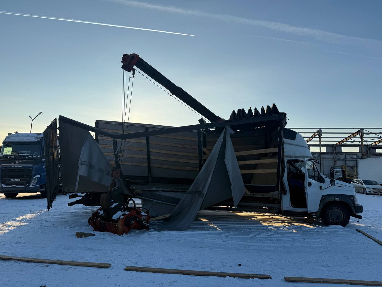 В Красноярске следователи СК устанавливают обстоятельства гибели водителя в ходе погрузочных работ Сегодня в следственные органы поступило сообщение о гибели 60 летнего водителя при проведении погрузочных работ По данному факту следственным отделом по Советскому району города Красноярска ГСУ СК России по Красноярскому краю и Республике Хакасия организована процессуальная проверка По предварительным данным что 15 декабря 2025 года около 13 часов на рабочей площадке одной из транспортных компаний расположенной по улице Проезд Связистов в Красноярске осуществлялись работы по перегрузке автозапчастей из одного автомобиля в другой В процессе выполнения работ произошло падение груза на одну из машин что привело к деформации ее кузова и последующему падению на мужчину находившегося в непосредственной близости от транспортного средства В результате полученных травм мужчина скончался на месте происшествия Установлено что водитель является сотрудником другой транспортной организации Следственная группа выехала на место происшествия для выяснения всех обстоятельств произошедшего и проведения необходимых проверочных мероприятий По результатам проверки будет принято процессуальное решение