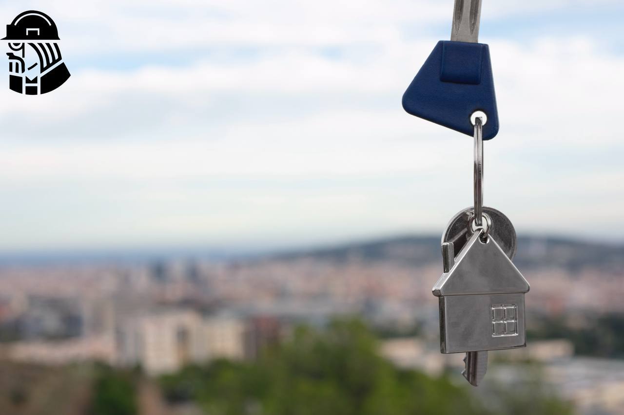 Власти Подмосковья запретили управляющим компаниям повышать цены из за роста НДС Власти Московской области предупредили управляющие компании что повышение ставки НДС с 20 до 22 не дает им права самовольно поднимать плату за содержание жилья Министерство содержания территорий региона пояснило если тариф был установлен в 2025 году и действует меньше года менять его в начале 2026 го нельзя Любые попытки коммунальщиков обосновать рост в квитанциях изменением налогов будут считаться незаконными о чем ведомство уже официально уведомило глав всех муниципалитетов Несмотря на запрет для управляющих компаний плановое повышение тарифов ЖКХ в 2026 году все же состоится дважды Первое небольшое подорожание в среднем на 1 7 уже произошло 1 января Второе более существенное изменение цен запланировано на 1 октября в Московской области тарифы вырастут на 12 8 а в Москве на 15 Эти цифры утверждены правительством заранее и менять их из за колебаний налоговых ставок в течение года не планируется kvadratnymaster