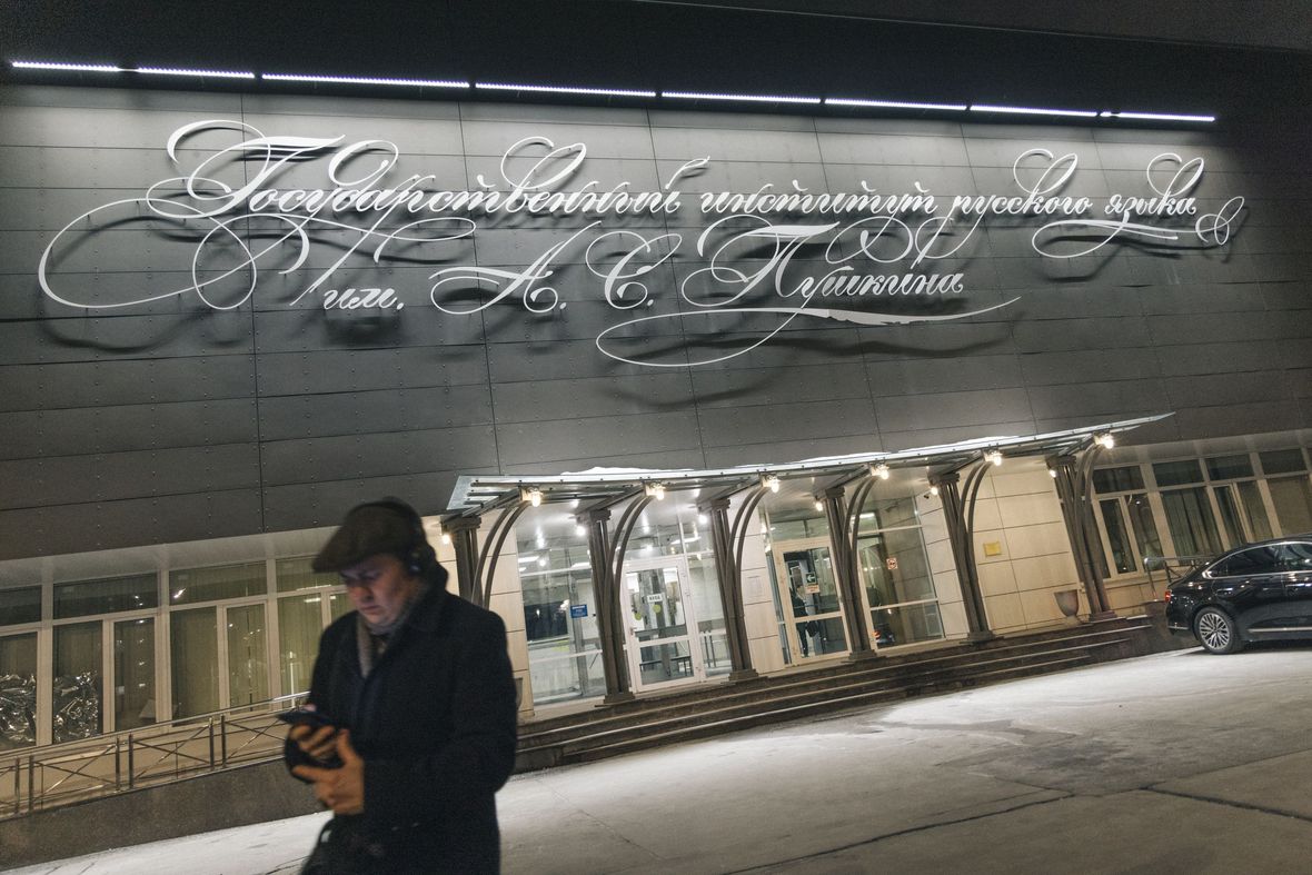 Прилагательное тетрагидропиранилциклопентилтетрагидропиридопиридиновые это самое длинное слово в русском языке определил институт им А С Пушкина с помощью искусственного интеллекта Оно состоит из 55 букв Об этом сообщил РИА Новости заведующий кафедрой общего и русского языкознания Института Пушкина Павел Катышев Он уточнил что данное слово встречается в названии патента на изобретение 2006 года Среди других самых длинных слов в русском гидразинокарбонилметилбромфенилдигидробенздиазепин 50 букв это химическое соединение из группы бензодиазепинов применяемых в медицине и кокамидопропилпропиленгликольдимонийхлоридфосфат 48 букв это химическое вещество которое используют в составе шампуней мыла и других косметических средств Фото Михаил Гребенщиков РБК Читать РБК в Telegram