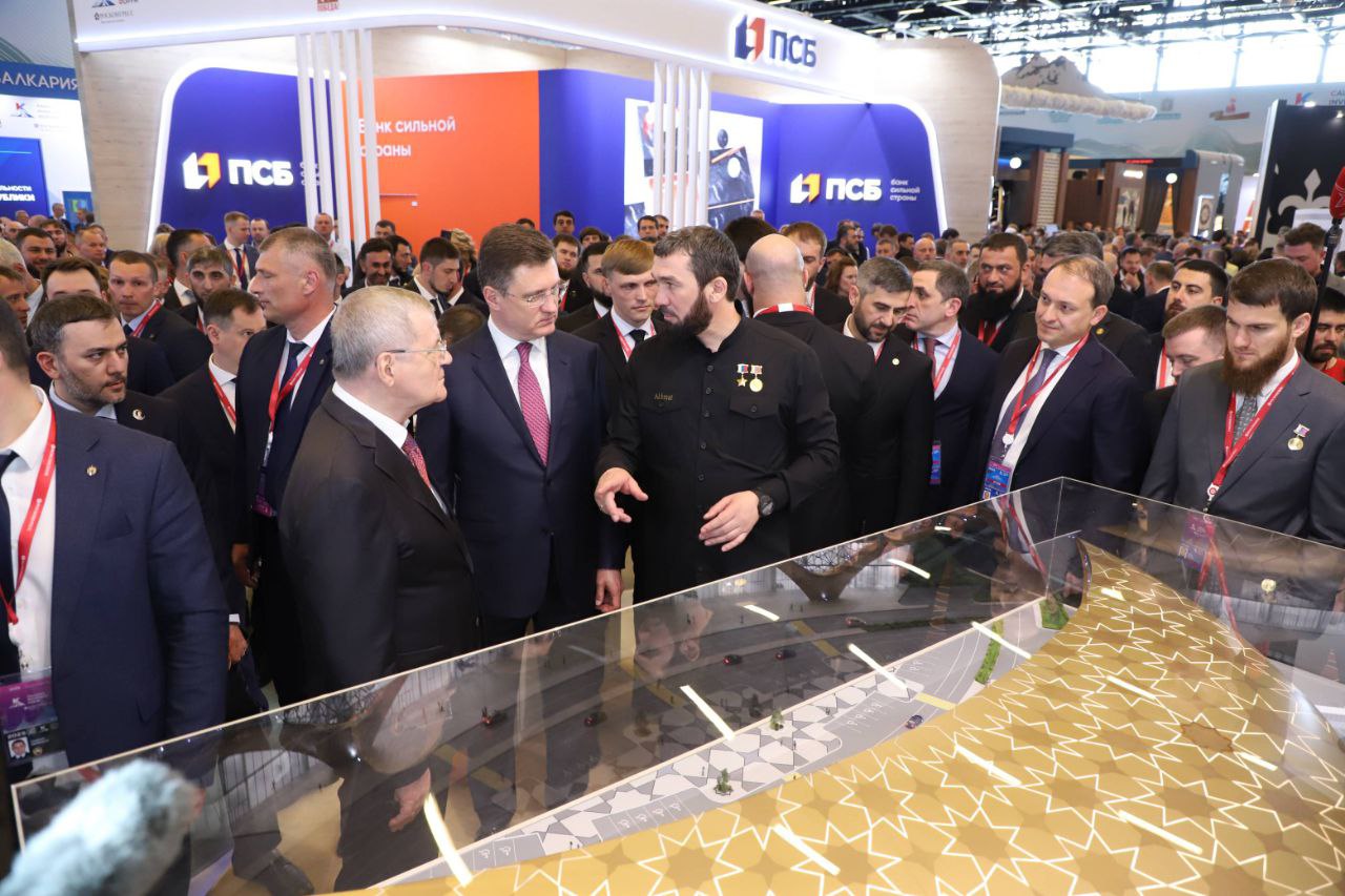 Вместе с заместителем Председателя Правительства РФ Александром Новаком полномочный представитель Президента РФ в СКФО Юрий Чайка осмотрел предоставленные на Кавказском экономическом форуме выставочные экспозиции. На стенде Республики Ингушетия состоялась церемония подключения к сетевому природному газу второй очереди агрокомплекса «Сунжа» в станице Троицкая. Тепличный круглогодичный комплекс станет одним из крупнейших в регионе. После запуска второй очереди площадь теплиц расширится до 32 га, объем выпуска - до 22 тыс тонн томатов и других овощей в год.