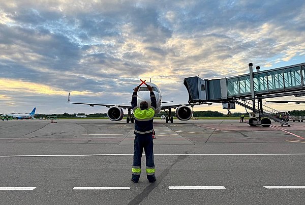 Минтранс готов обсудить ограничения в покупке субсидированных авиабилетов Минтранс РФ готов обсуждать вопрос о сокращении категорий граждан которые могут приобретать субсидированные авиабилеты заявил министр транспорта РФ Андрей Никитин в ходе форума Транспорт России Об этом сообщает ТАСС Вы знаете эти темы поднимают губернаторы и разные позиции есть у губернаторов Где то мы видим что например туристы раскупают билеты а жители региона не могут их купить Где то идет завоз рабочих массово Я бы здесь в этой позиции руководствовался исходя из позиции региона готовы соответственно это все обсуждать корректировать сказал Никитин По его словам на площадке комиссии Госсовета по транспорту могут быть выработаны соответствующие решения Мы к ним постараемся прислушаться Как удобнее регионам так мы будем делать отметил министр aviaru net n289936