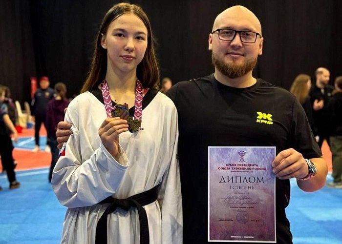 Тхэквондисты из Челябинска завоевали две медали всероссийского турнира Воспитанники спортшколы Корё Варвара Грязнова и Максим Жилин завоевали две награды на всероссийских соревнованиях в Черкесске Юные тхэквондисты вернулись в Челябинск с золотой и серебряной медалями Лучшей среди девушек стала воспитанница Евгения Калимуллина Варвара Грязнова Она выиграла золото в категории 63 килограмма одолев соперниц из Санкт Петербурга Карачаево Черкесии Ставропольского края и Дагестана А в категории 87 килограммов отличился Максим Жилин Он выступил в двух поединках Одержав победу над спортсменом из Санкт Петербурга челябинец уступил в финале противнику из Самары Своими навыками он обязан наставникам Максиму Карпову Александру Энсу и Андреасу Саломидису Кубок Президента Союза тхэквондо России собрал более 1000 сильнейших борцов со всей страны Подписаться на vecherchel   Поддержать Читать в Мах