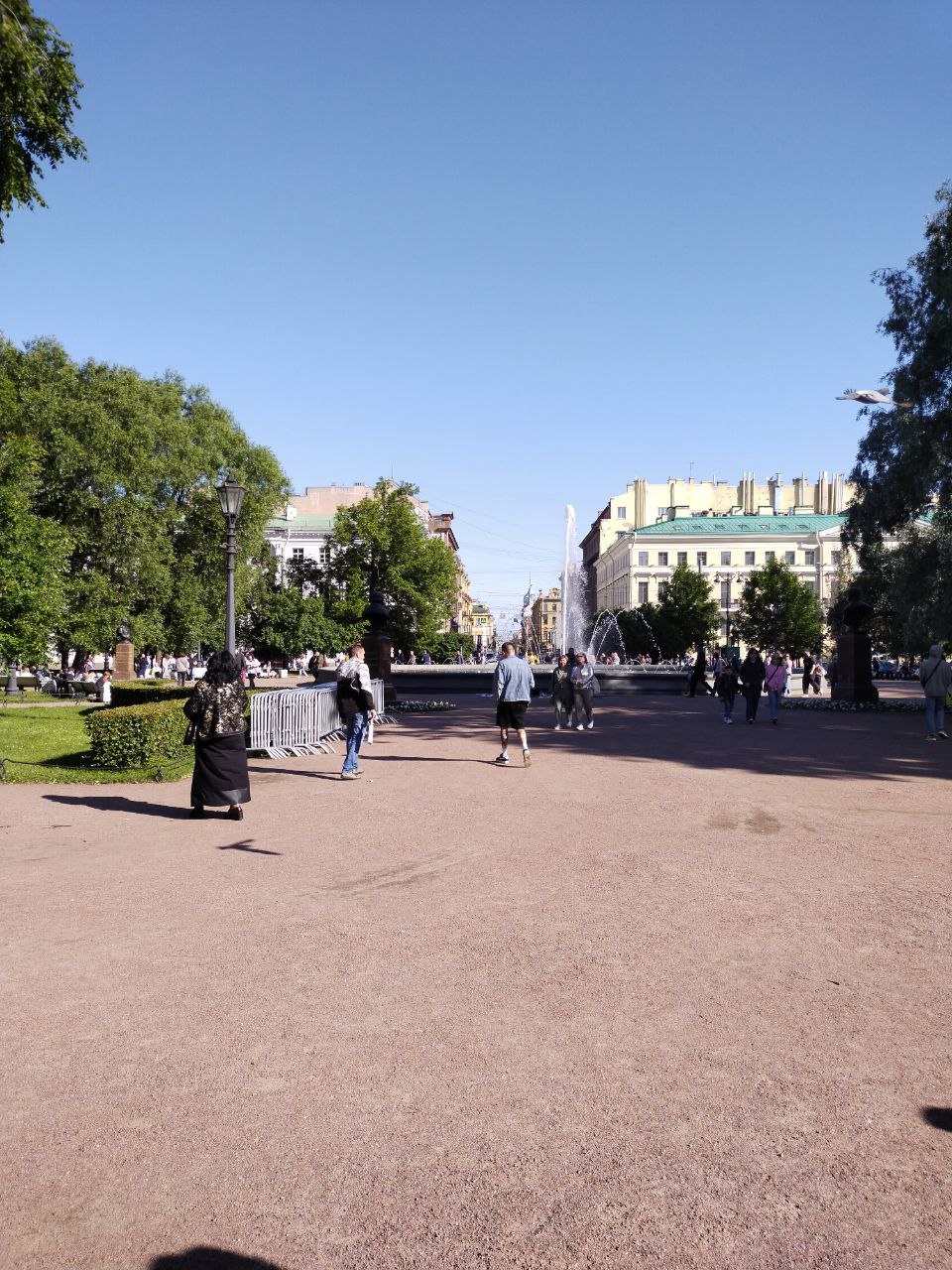Ситуация заставляет. С 1 июля в Петербурге на 15% увеличили зарплаты дворникам и механизаторам, работающим в районных жилищных агентствах. Теперь заработная плата дворников составляет 65 тысяч рублей, а механизаторов – до 99 тысяч. С начала 2025 года в сферу ЖКХ уже пришли около двух тысяч новых сотрудников. Сейчас набор продолжается, и на работу приглашают людей всех возрастов и без опыта.