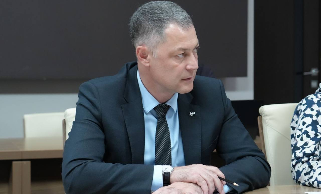 Марат Сокаев освобождён от должности министра экономического развития РСО А по собственному желанию Соответствующий указ подписал Сергей Меняйло сообщили в пресс службе главы и кабмина Вести Алания Владикавказ