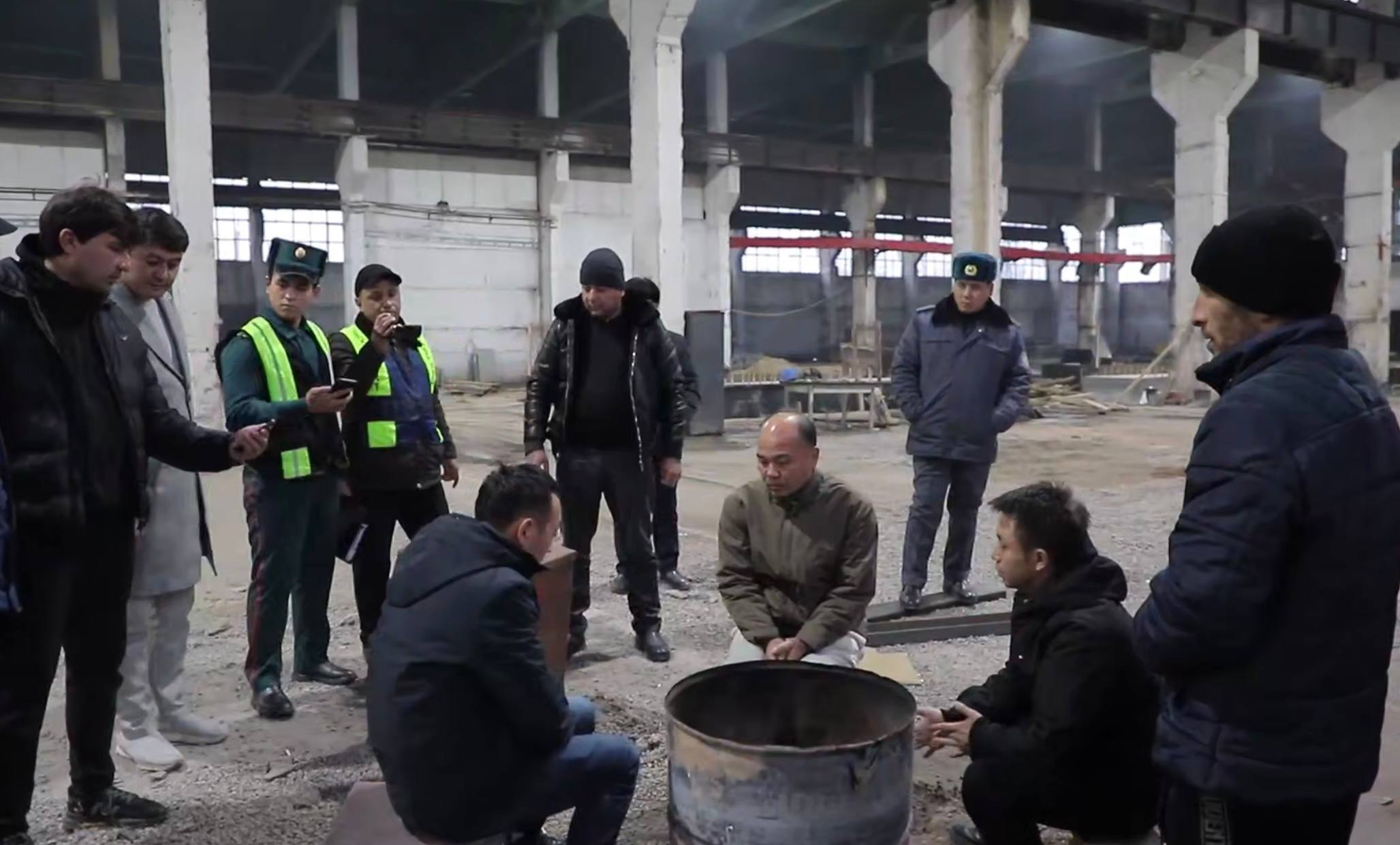 Иностранцы прикуривавшие от узбекских сумов уволены и привлечены к ответственности В МВД Узбекистана рассказали подробности произошедшего   uznews uz ru news 106143 uznews