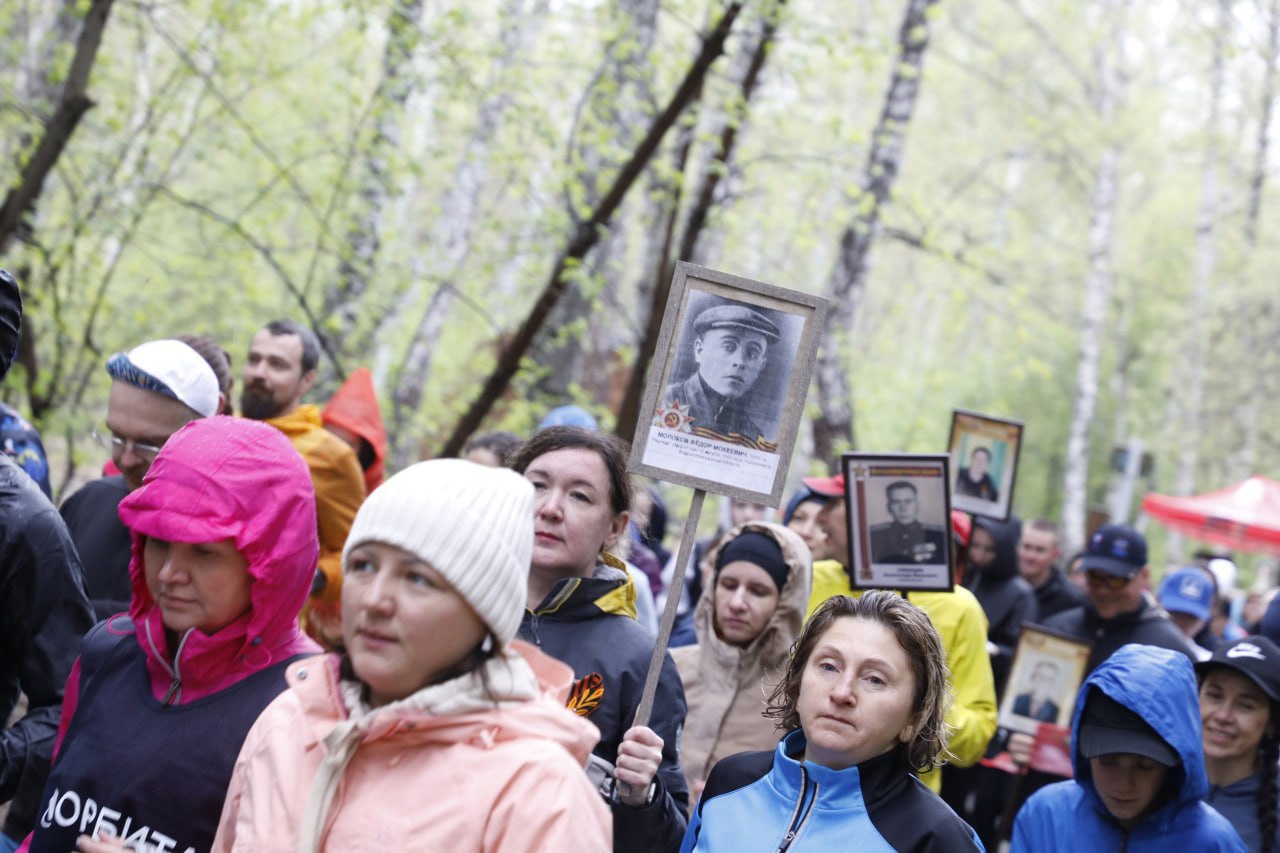  Более 200 тюменцев приняли участие в забеге, посвященном 80-летию Победы Сегодня в рамках бегового проекта «5 верст» в Затюменском парке дали старт забегу «Бессмертный полк». Каждый участник посвятил спортивные достижения своему герою – участнику Великой Отечественной войны или ветерану трудового фронта. Об этом сказал глава Тюмени Максим Афанасьев, давая старт забегу. Источник: администрация Тюмени #ГодГероев #80летПобеды #тк