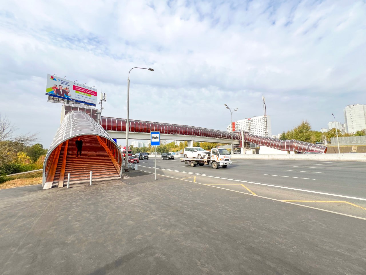 Отремонтируем 28 надземных пешеходных переходов Содержанию надземных пешеходных переходов в нормативном состоянии уделяется особое внимание регулярно проводятся их обследования и при необходимости принимается решение о текущем или капитальном ремонте В этом году обновим 28 таких сооружений в том числе 14 расположенных над ключевой столичной магистралью МКАД рассказал заместитель Мэра Москвы Петр Бирюков В рамках проектов демонтируем старое остекление пролетного строения и установим новое поликарбонатное покрытие на 27 переходах Это достаточно легкий материал который обладает высокой прочностью и устойчив к сложным погодным условиям проведем внутренние работы по отделке заменим покрытие на лестницах и галереях оборудуем новые ограждения и двери отремонтируем стены фасады покрасим конструкции и металлические элементы на ступени уложим антискользящее покрытие обновим систему электроснабжения приведем в порядок служебные помещения Еще на одном переходе запланированы работы по замене двух балок пролетного строения над внутренней стороной МКАД Работы проводятся поэтапно поэтому часть каждого сооружения остается обязательно открытой для прохода пешеходов факт капитальный ремонт надземных пешеходных переходов поможет повысить их безопасность и удобство для пешеходов обеспечить безаварийную эксплуатацию