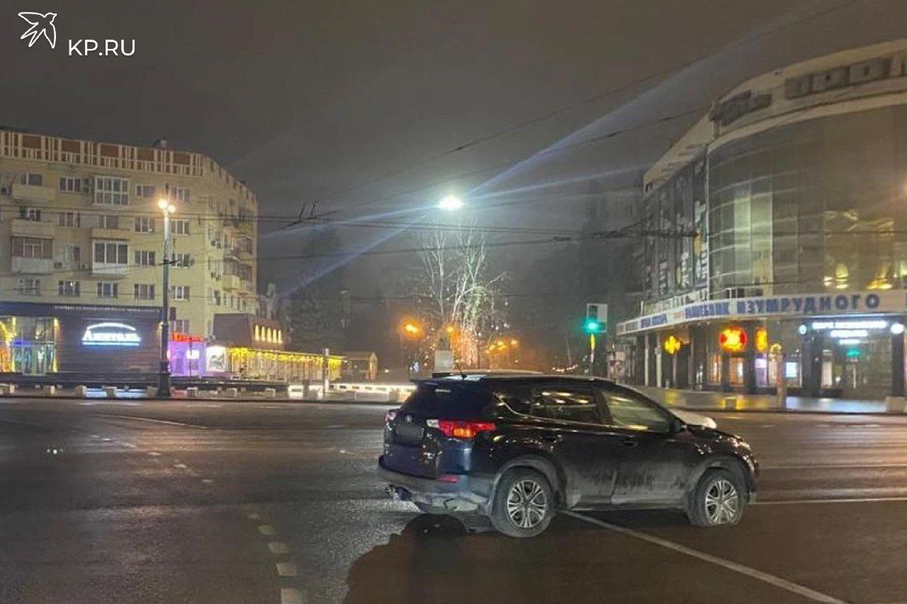 В центре Воронежа произошла смертельная авария  По предварительным данным, сегодня, 29 января, в 6:25 возле дома № 56 по проспекту Революции в Воронеже погиб пешеход. Об этом сообщает пресс-служба региональной полиции. За рулем «Тойоты Рав 4», которая наехала на неустановленного мужчину, находился 52-летний водитель  - На месте происшествия работают сотрудники ГАИ и следственно-оперативная группа, устанавливаются все обстоятельства и причины произошедшего, а также личность погибшего, - уточнили в ГУ МВД РФ по региону.  Как ранее сообщал сайт vrn.kp.ru, два человека попали в больницу после ДТП в Отрожке в Воронеже.