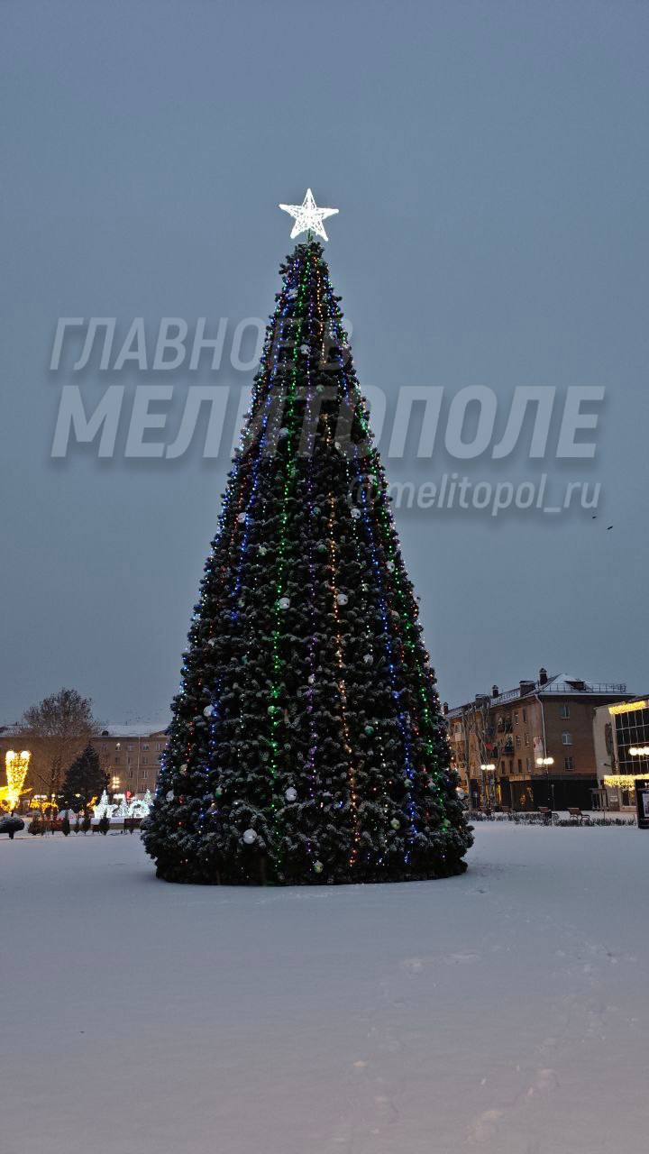 Подписчица из Запорожской области поделилась атмосферным кадром новогодней елки установленной в городе Дерево украшено гирляндами шарами и мишурой а его огни создают вокруг мягкое праздничное сияние Такой снимок как открытка из зимы напоминающая о приближающихся праздниках У вас тоже есть возможность прислать нам фотографии которые мы опубликуем Вы можете отправить их на нашу обратную связь
