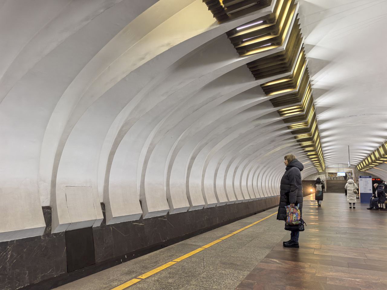 Подземелье и вагоны какие станции метро построят в Петербурге в ближайшие годы и поможет ли это разгрузить город В конце 2025 года метро Петербурга пополнилось двумя новыми объектами на Красносельско Калининской коричневой линии открылись Путиловская и Юго Западная С Путиловской пассажиры теперь могут пересесть на красную ветку через Кировский завод Годом ранее в городе также заработала станция Горный институт Говоря о развитии подземки губернатор Александр Беглов отметил что метростроение в Северной столице вышло на новый уровень позволяющий работать качественнее и быстрее О том какие станции метро появятся на берегу Невы в ближайшие годы и как это поможет разгрузить транспортные потоки в материале ФедералПресс Подробнее