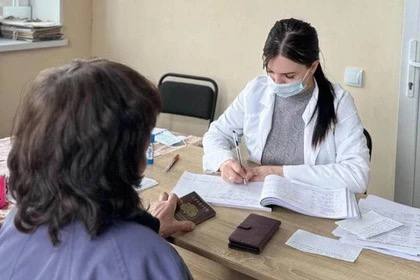 В ДНР планируют улучшить систему поддержки медицинских работников В ДНР намерены внедрить дополнительные меры поддержки медиков для решения проблемы нехватки кадров в медицине. Об этом сообщил Глава Республики Денис Пушилин во время встречи с главврачами больниц региона. На встрече с руководителями медицинских учреждений Республики договорились доработать систему поощрения медработников, изыскать возможности повышения заработной платы водителям санитарного транспорта, - отметил он по итогам встречи.