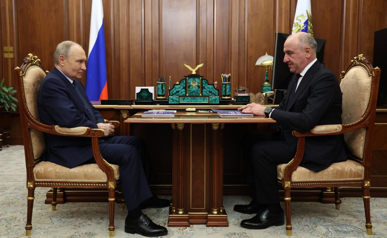 Путин: патриотический настрой молодежи необходим для успешного продвижения СВО Президент встретился с главой Карачаево-Черкесской Республики Рашидом Темрезовым, который в ходе беседы поблагодарил Путина за проведение Года защитники Отечества и отметил возросший патриотический настрой у детей, школьников и студентов. Это очень важно. Это, может быть, самое главное для нашего успешного продвижения не только в рамках СВО — вообще по всем направлениям, по направлениям развития и укрепления российской государственности, — сказал глава государства. Читать полностью #молодежь #Защитники Фото: Администрация Президента России Подписаться