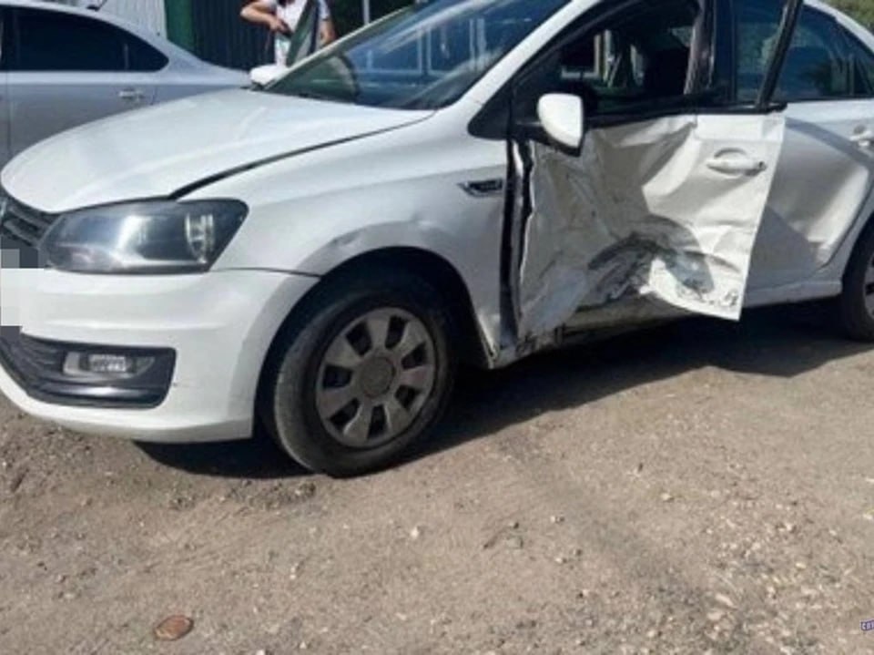В Сызрани при столкновении Volkswagen и Lada Priora пострадали оба водителя  По данным полиции, 61-летний водитель Volkswagen Polo, выполняя разворот с обочины, не уступил дорогу и столкнулся с Lada Priora под управлением 30-летнего мужчины.  В результате удара травмы получили оба водителя. Их доставили в больницу, где оказали необходимую помощь.
