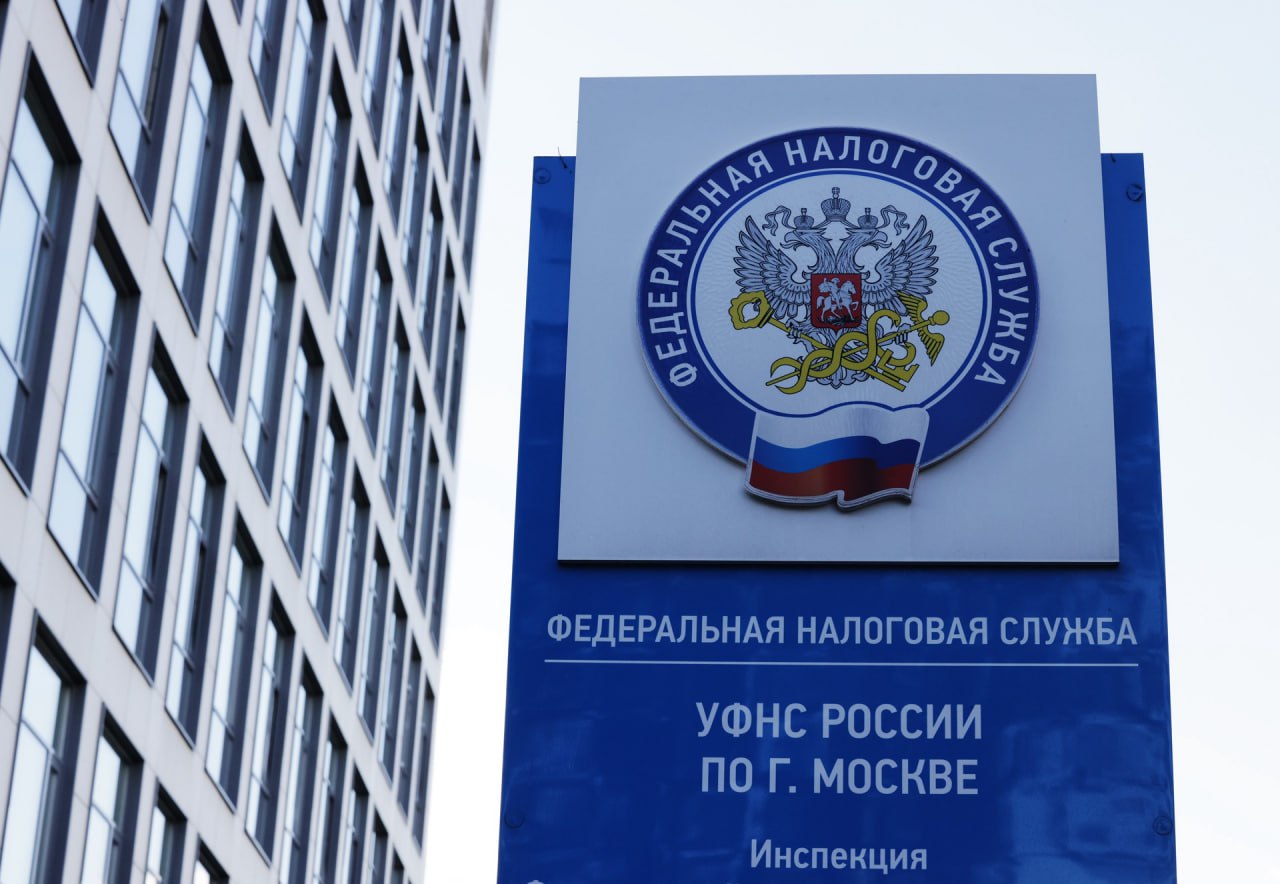 С учетом прямых и косвенных налогов россияне могут отдавать в пользу государства до 40 своих ежемесячных доходов кандидат экономических наук доцент Финансового университета при Правительстве РФ Светлана Сазанова Специалист пояснила что итоговая сумма складывается не только из НДФЛ но и из НДС страховых взносов налога на недвижимость и транспорт акцизных сборов Мы платим НДФЛ от 13 до 18 от нашего дохода Плюс работодатель платит за каждого работника страховые взносы в размере 30 от начисленной зарплаты Страховые взносы распределяются между ПФР 22 ФОМС 5 1 ФСС 2 9 Налог на имущество не превышает 2 2 в год от стоимости имущества НДС на большинство товаров составляет 20 кроме некоторых продуктов питания детские и медицинские товары 10 Акцизы взимаются с единицы товара от 7 рублей с одного литра сладких напитков до 740 рублей с одного литра безводного спирта например Таким образом сумма налогов может составлять от 23 13 20 до 40 плюс транспортный налог на алкоголь сигареты пошлины личного семейного бюджета отметила Сазанова jkinvest news jkinvest