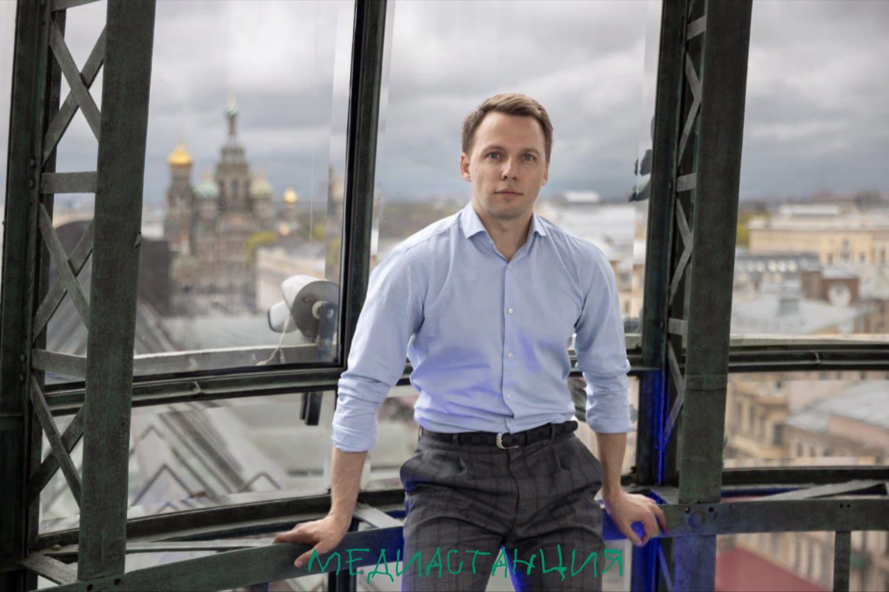 Кирилл Смирнов из Петербургского дневника доказал что масштабные медиаэкспедиции приносят не только контент но и правительственные награды За продвижение Серебряного ожерелья России главред получил премию Правительства Российской Федерации в области туризма Проект в рамках которого журналисты объехали 11 регионов СЗФО и выпустили путеводитель признали лучшей инновационной моделью в отрасли Тот случай когда работа в полях оценивается по достоинству на самом высоком уровне Приятно видеть что за качественный медиапродукт коллеги получили не только грамоту но и приятную сумму 1 млн рублей Поздравляем mediastanciacom