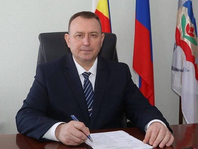 Юрий Мариненко покинул пост главы администрации Волгодонска Глава администрации Волгодонска Юрий Мариненко подал в отставку. Информацию 1Rnd.ru подтвердили в администрации Волгодонска. Сообщается, что Юрий Мариненко принял решение оставить свою должность по собственному желанию. Причины такого решения – не уточняются. Мариненко вступил в должность 12 апреля 2024 года. Городской администрацией руководил чуть больше года. Окружение и коллеги давали высокую оценку его работы. Была и критика, которой, по сути, подвергаются практически все чиновники. Официальное прекращение полномочий состоится 13 июля. Далее будет назначен врио главы администрации Волгодонска. Фото: Юрий Мариненко//кадр администрации Волгодонска