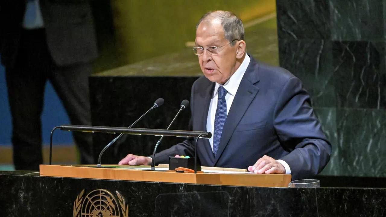 Лавров заявил что в Сочи не против переноса в свой город штаб квартиры ООН МИД РФ Сергей Лавров рассказал любопытную историческую деталь якобы Иосиф Сталин хотел разместить штаб квартиру ООН в Сочи По словам Лаврова во время переговоров лидеров СССР США и Великобритании о создании Всемирной организации Сталин активно предлагал Сочи в качестве будущей штаб квартиры По его словам Сочи готов к такому сценарию олимпийская инфраструктура позволяет принимать крупные международные мероприятия а сотрудники секретариата могли бы заниматься спортом прямо на месте Подписаться на новости ЮГ 24   ЮГ 24 в MAX