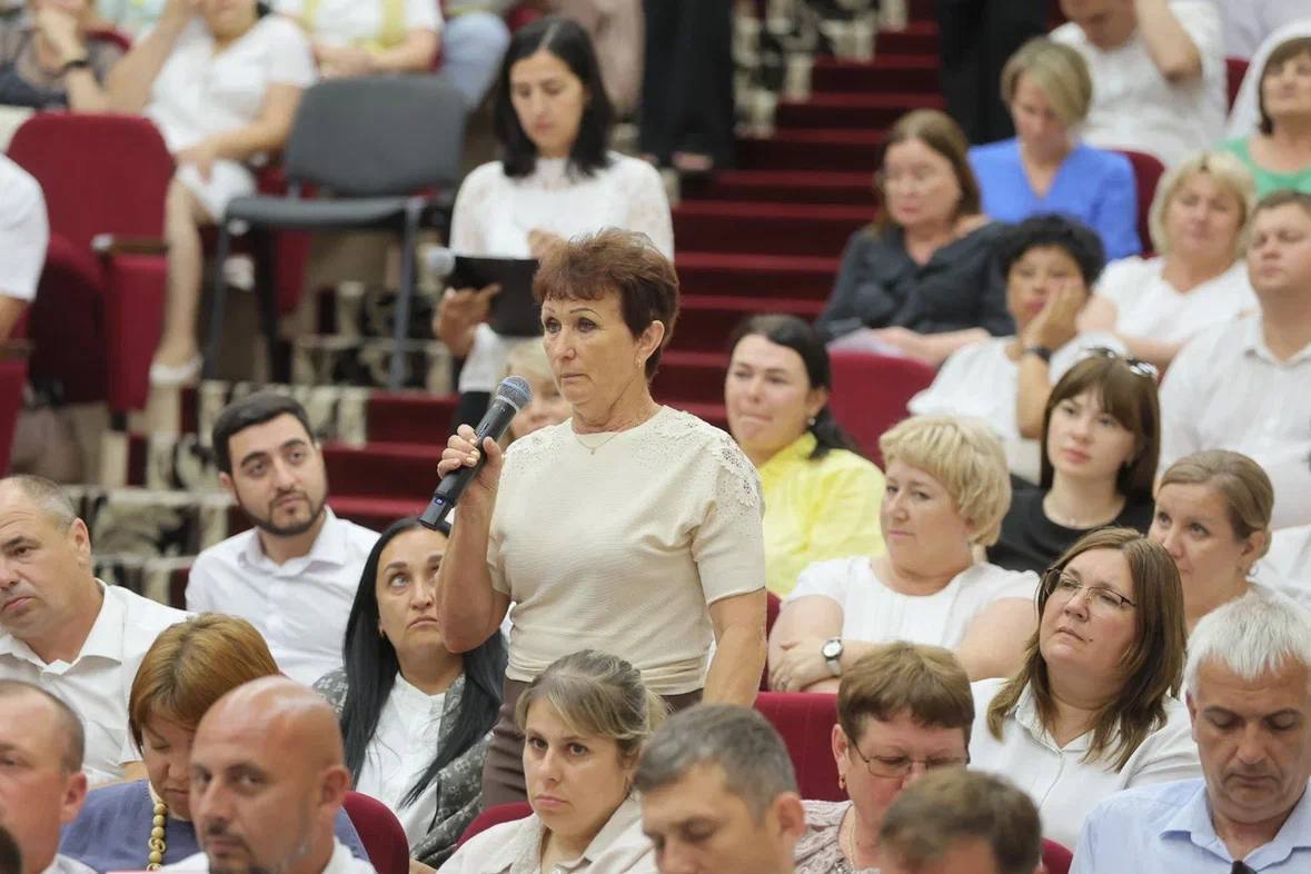 80% полей в Красноармейском районе уже убрано. Об этом губернатору Вениамину Кондратьеву рассказали жители муниципалитета. На встрече решили сразу несколько важных вопросов и поставили новые задачи: Отремонтировать дорогу вблизи строящегося детского сада в станице Марьянской. Гравийное покрытие заменят на асфальт, сделают тротуар и пешеходные переходы. Работы завершат в этом году; Построить до конца 2025 года парковку у детского сада №4 станицы Ивановской; Привести в порядок дорогу в хуторе Протичка. Сейчас приступают к проектированию, планируют сделать для безопасности жителей пешеходные переходы. Завершат работы в середине 2027 года. На встрече прозвучало много вопросов от предпринимателей, в основном они касались краевых преференций. Отмечу, финансирование всех мер поддержки бизнеса в регионе сохраняется в полном объеме. Поручил коллегам после встречи остаться и оперативно отработать каждый вопрос, который остался у жителей, — рассказал об итогах встречи Вениамин Кондратьев. Кубань 24
