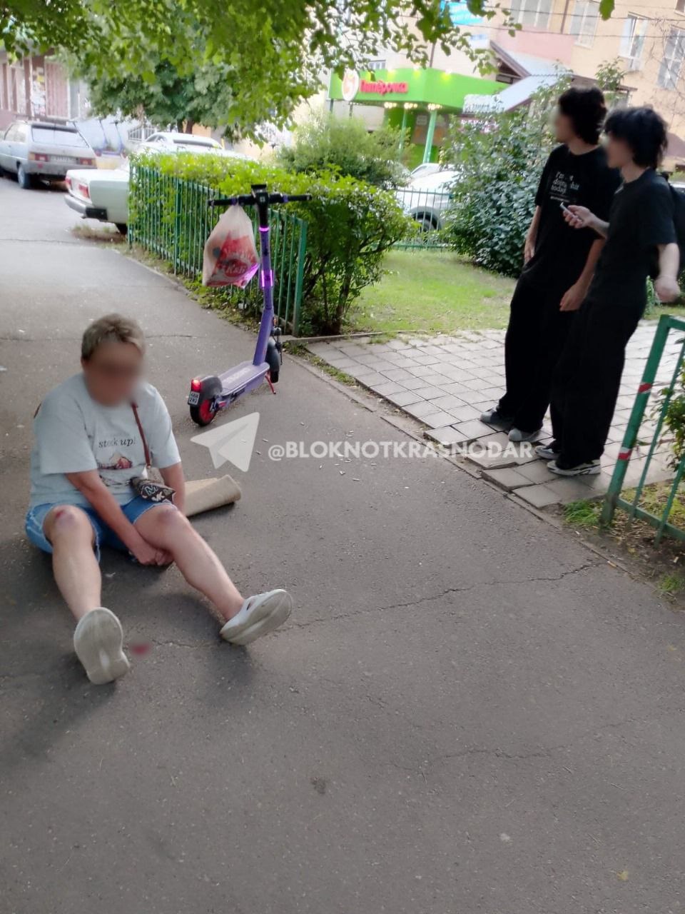 Электросамокатчики сбили пенсионера МВД на тротуаре в Краснодаре Женщина получила рваную рану ушибы и ссадины после чего написала заявление в полицию Однако по словам пострадавшей прошло уже два месяца а правоохранители до сих пор не опросили её и не проинформировали о результатах проверки Журналист Блокнота обратилась за комментарием в пресс службу УМВД России по Краснодару Там ответили что по данному факту проводится проверка Сегодня с пострадавшей должны связаться сотрудники полиции Подробности этой истории на сайте Блокнот в МAХ Подпишись