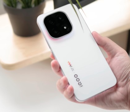 Смартфон iQOO 15 Ultra анонсирован официально Китайские производители смартфонов один за другим начали анонсировать новые устройства REDMI сообщила что в январе будет представлена серия Turbo 5 а realme в ближайшее время планирует выпустить Neo 8 Бренд iQOO тоже решил не отставать и подтвердил существование своего Ultra смартфона опубликовав первый тизер