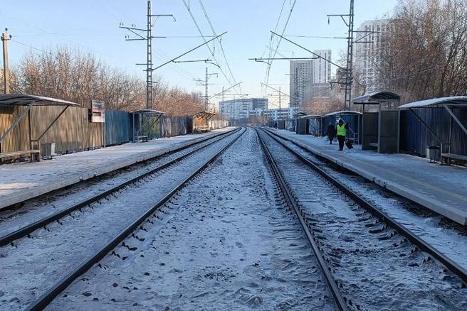 В Новосибирске 43-летний мужчина погиб под колесами пассажирского поезда возле станции Плехановской 26 ноября. Об этом рассказали в пресс-службе транспортной полиции по СФО.  По версии полицейских, погибший переходил железнодорожные пути вне пешеходного перехода, когда на него наехал поезд. Машинист пытался применить экстренное торможение, но избежать аварии не удалось.  Следователи на транспорте сейчас устанавливают все обстоятельства происшествия.  #новосибирск