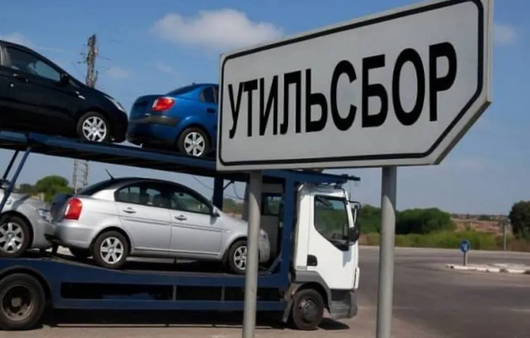 В Казахстане повысили утильсбор на автомобили из России и Белоруссии Также он вырос на сельскохозяйственную технику Вступил в силу приказ министерства экологии и природных ресурсов Согласно документу для транспортных средств категории М1 легковые автомобили выпущенных в Казахстане и имеющих объём двигателя от одного до двух литров базовая ставка утильсбора составляет 50 месячным расчётным показателем Это эквивалентно 216 тысячам тенге 465 долларов Также вводится коэффициент 3 5 для этой ставки на машины ввезённые из любых стран за исключением России и Белоруссии Для России и Белоруссии машины с таким двигателем коэффициент установлен на уровне 136 В этом случае сумма утильсбора составит свыше 63 тысяч долларов Это превышает стоимость любой выпущенной в России легковой машины с таким двигателем Подписаться на Говорит Москва Telegram VK МАКС