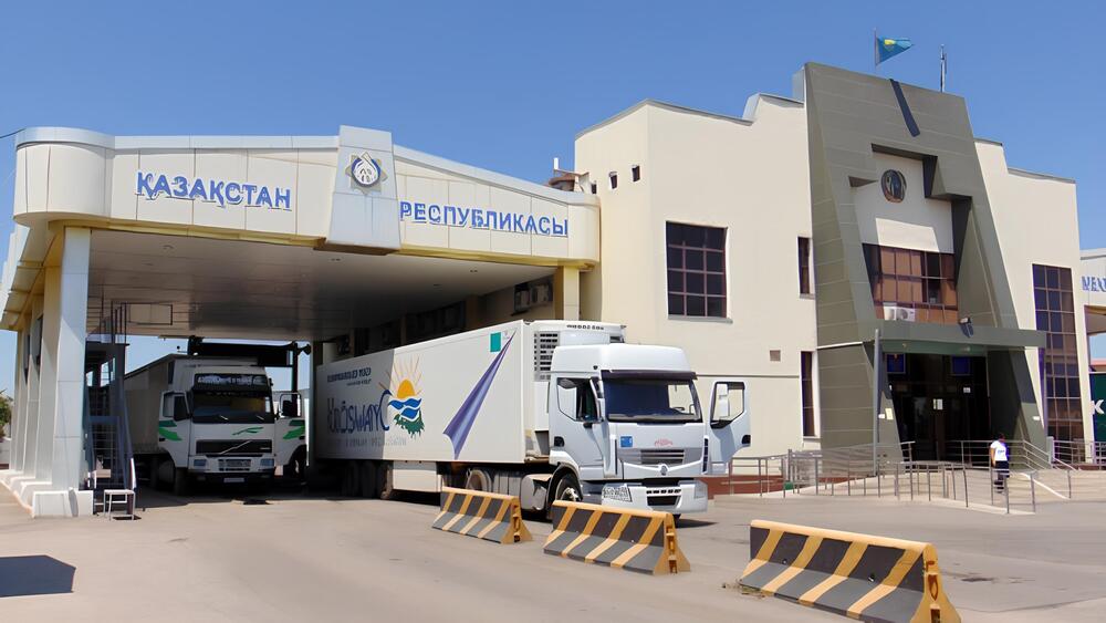 Казахстан реконструирует международные автомобильные пункты пропуска  По данным Министерства финансов РК, на внешних границах ЕАЭС  КНР, Республика Узбекистан, Туркменистан  в текущем году запланирована реконструкция девяти пунктов пропуска.   На сегодня осуществлен ввод в эксплуатацию четырех пунктов: Капланбек, Атамекен, Кольжат и Алаколь. Модернизация пяти объектов будет завершена до конца текущего года. Сверх плана ведется реконструкция пассажирского пункта пропуска «Жибек жолы», завершение запланировано на первое полугодие 2026 г.   При модернизации акцент сделан на создание современных условий – шестиполосных подъездных дорогах, единой инфраструктуре для всех служб, включая электронные системы контроля.