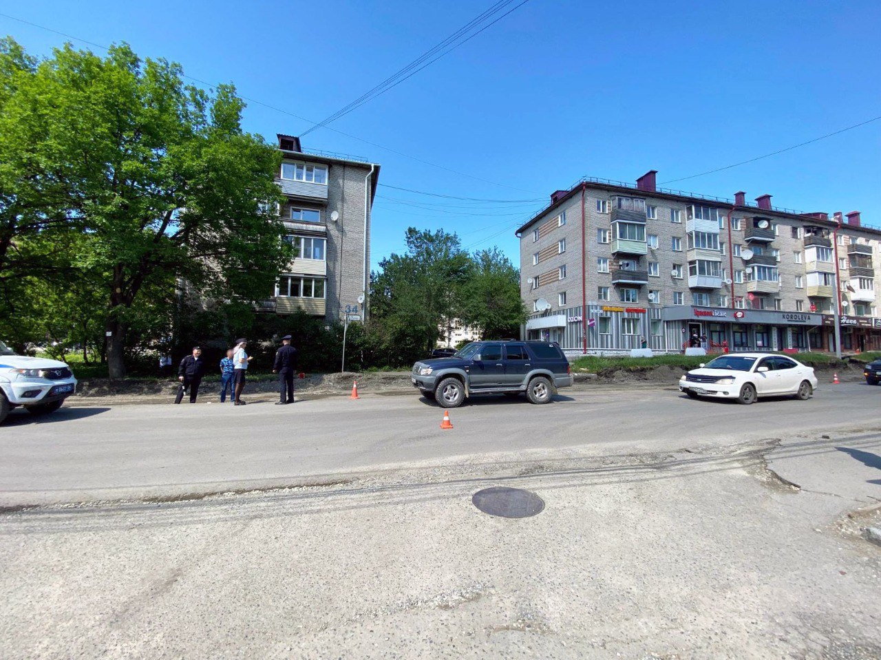 На ремонтируемой Чорос-Гуркина в Горно-Алтайске внедорожник сбил ребенка. ДТП произошло вчера, 20 мая, около 14:50 возле дома № 34. 56-летний житель Алтайского края, управлявший автомобилем Great Wall СС 6460, сбил 8-летнего ребенка, перебегавшего дорогу вне пешеходного перехода, но в зоне его видимости. Ребенок с травмами госпитализирован в медицинское учреждение. Водитель автомобиля был трезв. По факту ДТП проводится проверка, устанавливаются все обстоятельства произошедшего, сообщает республиканская Госавтоинспекция.