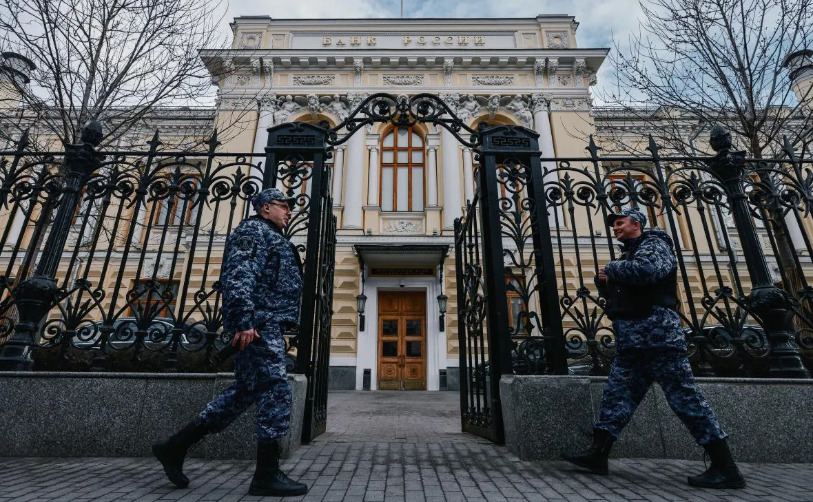 ЦБ поддержал две поправки в законопроект о борьбе с манипулированием и инсайдом Реформа борьбы с манипулированием и инсайдом прошла первое чтение в Госдуме и сейчас дорабатывается Ко второму чтению обсуждаются два важных изменения о которых рассказал директор департамента инфраструктуры финансового рынка ЦБ Кирилл Пронин Инсайдерская информация опять станет точной и конкретной и будет приближена к европейскому стандарту На этапе первого чтения формулировки точная и конкретная непубличная информация в документе не было хотя в действующем регулировании она применяется ЦБ снова закрепляет что инсайдом будет считаться именно конкретная непубличная информация способная повлиять на цену актива Формулировку доработают и приблизят к европейской практике чтобы убрать разночтения и дать рынку более понятные ориентиры С эмитентов снимут обязанность контролировать сделки связанных лиц Компании не будут обязаны следить за сделками родственников инсайдеров Если информация все же утекла то это будет ответственностью самого инсайдера При этом у эмитентов останется право вводить такие правила на уровне компании В ЦБ посчитали что контроль за свзанными лицами будет излишней нагрузкой для бизнеса Главное чтобы эмитенты выстроили выявление инсадйеской торговли в отношении собственных сотрудников jkinvest news jkinvest