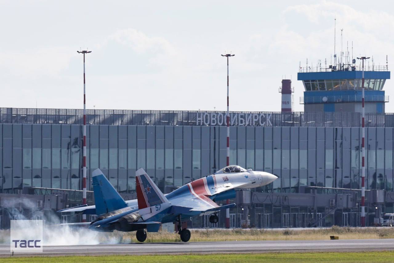 Авиашоу «ВИВА-АВИА!» пройдет под Новосибирском 2-3 августа  На аэродроме Мочище выступят группы высшего пилотажа ВКС России. Зрители увидят показательные полеты гражданской авиации, выставки авиационной, мото- и ретротехники, включая автомобили времен Великой Отечественной войны.   Полная программа опубликована на сайте мероприятия.     Вся Сибирь   Подписаться    ТАСС / Сибирь  #маршрутыСибири #Новосибирскаяобласть