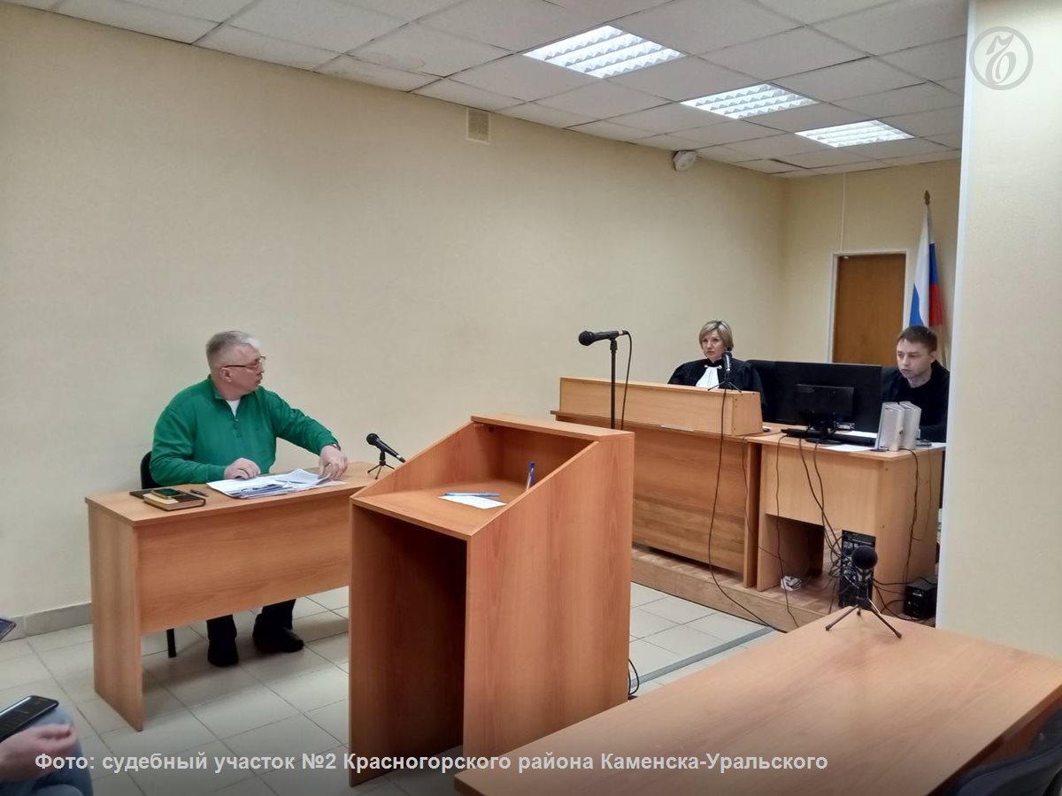 В Свердловской области вынесли первое в России решение по ст 13 53 КоАП РФ за поиск запрещенной информации В городе Каменск Уральский суд назначил административный штраф 20 летнему медику Сергею Глухих в размере 3 тыс руб за то что он нагуглил шеврон националистического батальоне Азов признан в России террористической организацией и запрещен Адвокат настаивал на том что Глухих искал материалы исключительно из любопытства но сотрудник полиции на суде заявила что молодой человек с 2022 года интересуется террористическими организациями Ранее судья возвращала протокол силовикам для устранения недоточетов Свою вину молодой медик не признал на суд не пришел но решение о штрафе защита намерена обжаловать Подробности дела в материале Ъ Урал kommersantural