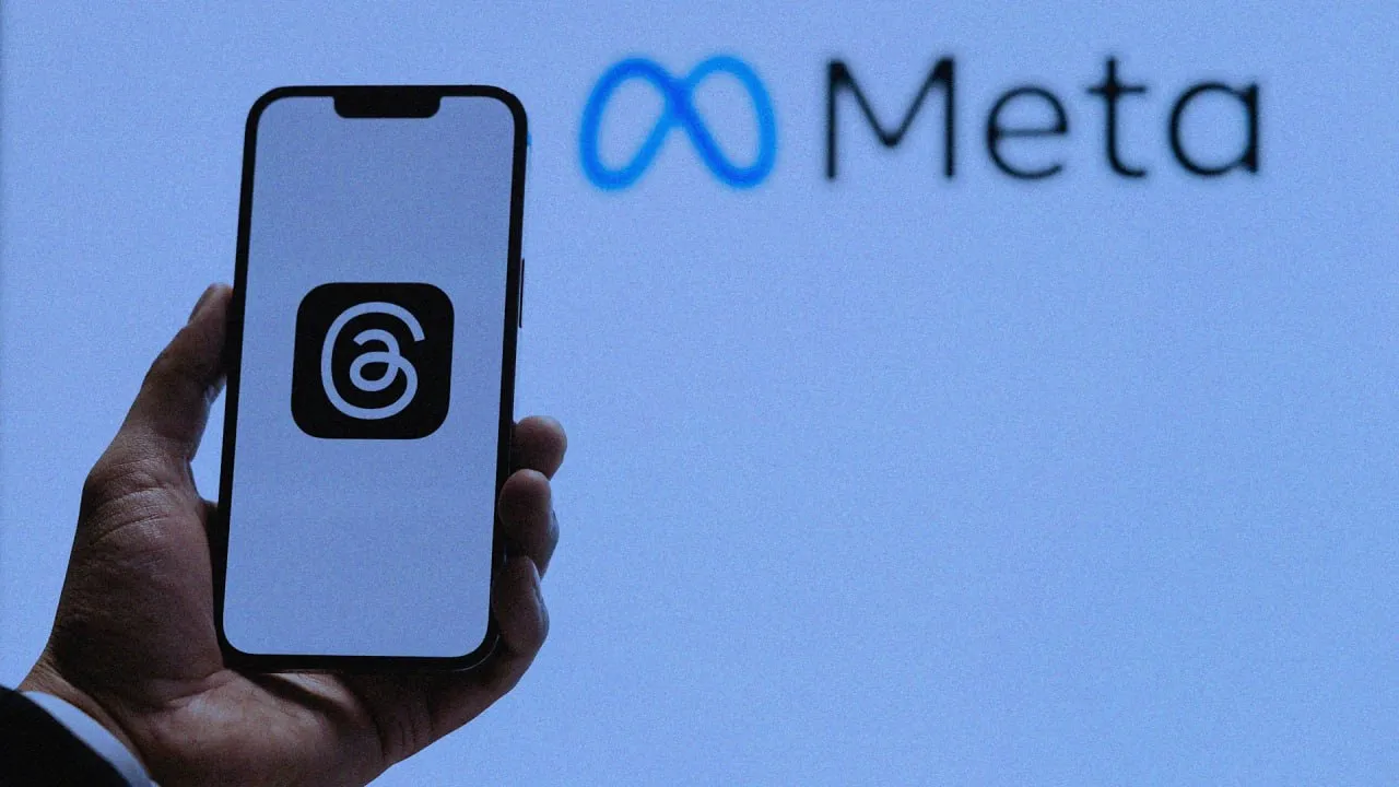 Никто об этом не просил пользователи Threads протестуют против Meta AI Meta начала тестировать ИИ ассистента в Threads Теперь пользователи могут тегнуть аккаунт meta ai в любом посте или комментарии чтобы быстро получить справку о новости или тренде Разработчики считают что это поможет людям быстрее ориентироваться в дискуссиях но сама аудитория встретила функцию без энтузиазма Главной причиной недовольства стал запрет на блокировку бота Можно только скрыть его ответы вручную или заглушить уведомления Кроме того к первым постам Meta AI уже добавили предупреждение о возможных ошибках и галлюцинациях алгоритма  Другие изменения коснулись WhatsApp В мессенджере запускают инкогнито чаты с ИИ где переписка удаляется сразу после выхода Также появится функция Side Chat она позволит приватно задавать вопросы нейросети используя контекст текущего диалога с другим человеком Meta признана экстремистской организацией и запрещена в России settersmedia news