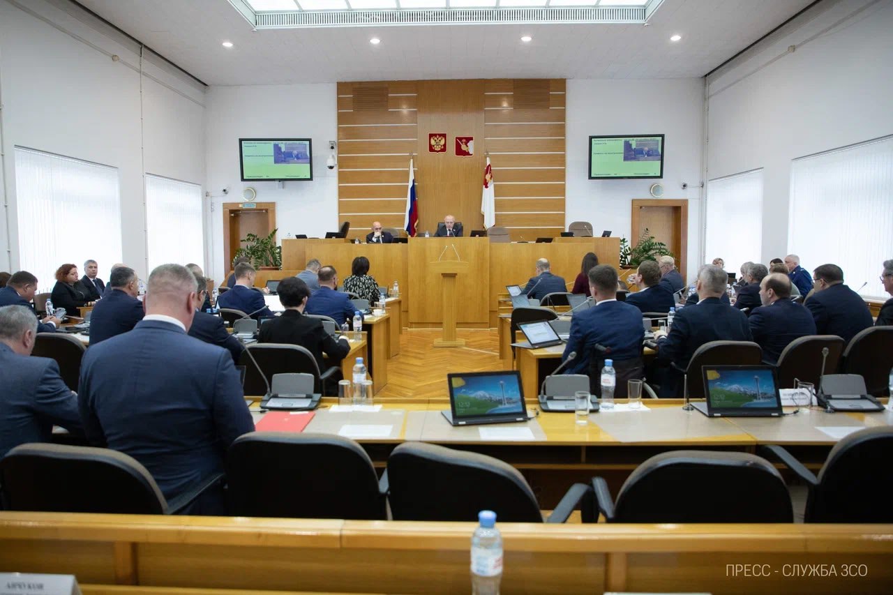 Вологодские депутаты поддержали внесение поправок в бюджет региона на трехлетний период Депутаты областного парламента поддержали инициативу губернатора Георгия Филимонова о внесении поправок в бюджет региона на 2025 2027 годы Текущий год Вологодская область завершит с уменьшением собственных доходов регионального бюджета На сегодня в поправках собственные доходы составят 114 8 миллиарда рублей и ситуацию мы ежедневно смотрим Доходная база уменьшилась во всех уровнях бюджетов в том числе федерального В нашем случае причиной стала неуплата налога на прибыль от металлургической отрасли в связи со сложившимися макроэкономическими вызовами Наши поправки в областной бюджет согласованы Министерством финансов Российской Федерации и хочу еще раз заверить вологжан мы твердо стоим на ногах По данным Минфина России Вологодчина занимает 19 место по уровню долговой устойчивости и является одной из лучших по качеству управления региональными финансами сказал Георгий Филимонов В последние два года область активно вкладывала средства в здравоохранение образование культуру и спорт эти инвестиции уже дают результаты В 2026 году регион сосредоточится на укреплении достигнутого и подготовке к юбилеям крупных городов Вологды Череповца и Великого Устюга По словам губернатора все социальные выплаты зарплаты и текущие контракты обеспечены средствами Возможное привлечение бюджетного кредита рассматривается лишь как запасной вариант для покрытия кассовых разрывов или поддержки бюджета развития Правительство Вологодской области Telegram MAX