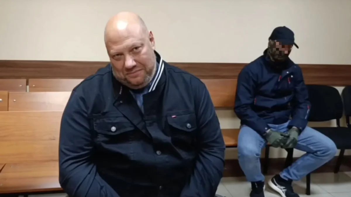 Центральный аппарат СКР изъял в свое производство материалы уголовного дела против бывшего вице мэра Нижнего Новгорода Ильи Штокмана обвиненного в получении взятки В ближайшее время фигуранта этапируют в Москву С чем связано истребование дела Штокмана на расследование в главное СУ СКР пока не известно Вероятно это некое политическое решение предположили собеседники Ъ Приволжье Напомним что заключив контракт на участие в СВО замглавы города затем бывал на мероприятиях с президентом Владимиром Путиным имеет от него благодарность за достигнутые трудовые успехи и многолетнюю добросовестную работу 19 сентября Илья Штокман получил похвалу от главы государства а уже спустя неделю его задержали в Сочи доставили в Нижний Новгород и арестовали Фото Московский райсуд Нижнего Новгорода   Подписывайтесь на Ъ Приволжье