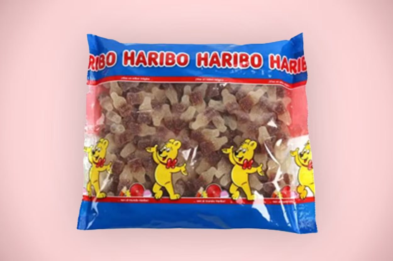 Haribo отзывает партию популярных мармеладок из-за обнаруженного в них каннабиса, пишет Independent.  После сладких Happy Cola F!ZZ у членов семьи из Нидерландов начала кружиться голова — они обратились в полицию.  Управление по безопасности пищевых продуктов и товаров для потребителей Нидерландов  NVWA  обнаружило в товаре следы каннабиса. Всего известно о трех пачках мармелада с опасным веществом.  В компании заявили, что инцидент является единичным случаем, продукция в Великобритании якобы не испорчена.       Буст   Отправить новость