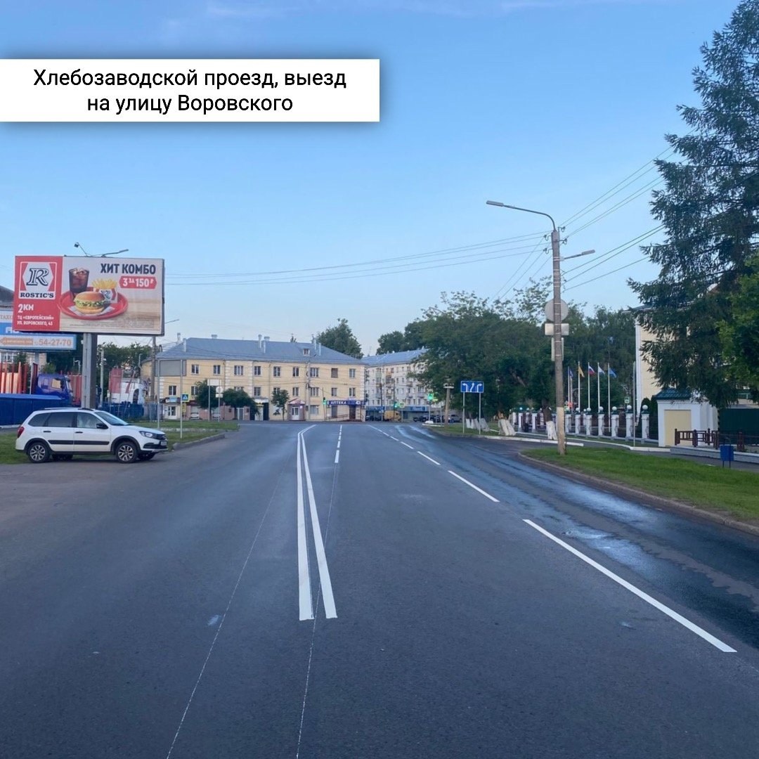 На Хлебозаводском проезде нанесли новую разметку: к выездам на улицы Воровского и Московскую добавили по одной полосе для разгрузки перекрестков, сообщили в дирекции благоустройства Кирова. В ближайшее время обновят разметку на улице Сурикова, а на улице Попова в ближайшее время приступят к нанесению выделенной полосы для общественного транспорта.
