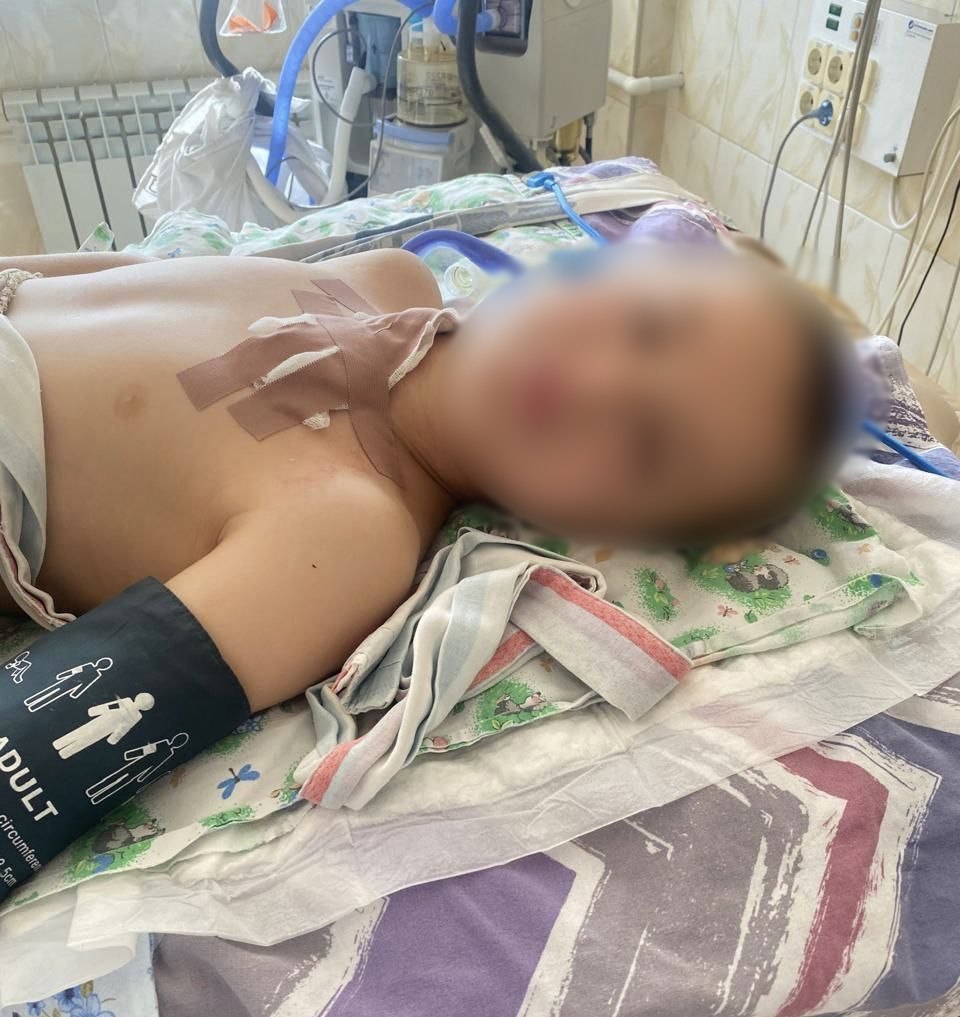 В Сочи слаженная работа бригады скорой помощи и диспетчеров СМП спасла жизнь ребенку 10 летний мальчик получивший тяжелые ранения шеи и большую кровопотерю был в шаге от гибели Но экстренные службы доказали чёткие действия спасают даже в самых критических ситуациях Как только на пульт диспетчера поступил звонок бригада СМП сразу выехала на место Все усложнялось тем что адреса нового дома просто не было на карте Тогда диспетчер скорой помощи дистанционно сопровождала бригаду и параллельно консультировала очевидцев как остановить кровотечение Уже через 6 минут бригада скорой была на месте Оценив ситуацию фельдшер скорой помощи г Сочи принял самое важное решение не вызывать дополнительную бригаду а незамедлительно эвакуировать ребенка в детскую больницу Полиция сопроводила машину СМП с включенными спецсигналами а врачи больницы были готовы к приему 25 минут от вызова скорой до операции и дальше борьба за жизнь 4 остановки сердца многочасовые усилия хирургов реаниматологов И победа через 48 часов ребёнок заговорил функции мозга сохранены сейчас он уже в общей палате Этот случай пример высокого профессионализма всех звеньев экстренных служб Такие истории напоминают что скорая медицинская помощь создана именно для того чтобы спасать человеческие жизни в самых сложных ситуациях Берегите себя и близких