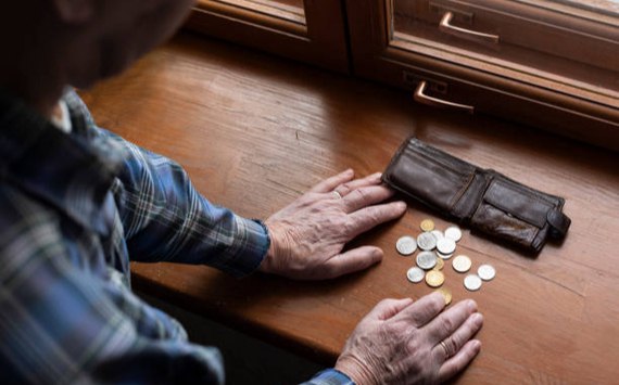 Пенсионный разрыв разница в выплатах по регионам достигла 24 5 тысяч рублей globalmsk ru news id 78759 В России продолжает увеличиваться разброс в пенсиях по регионам К настоящему моменту разница в выплатах находится на уровне 24 5 тыс рублей Минимальные размеры пенсий характерны для Кабардино Балкарии около 21 тыс рублей В то же время пожилым жителям Чукотки каждый месяц приходит по 45 5 тыс рублей Журналисты портала Известия изучили данные Социального фонда и выяснили можно ли сократить имеющийся разрыв в выплатах По результатам прошлого года разница между самой большой и самой маленькой пенсиями в России составила 24 5 тыс рублей Такой разрыв стал максимальным с 2021 года то есть с того момента как начали собирать и публиковать подобную статистику По сравнению с позапрошлым годом показатель увеличился на 11 С 2021 года когда разрыв составлял 15 6 тыс рублей значение выросло в полтора раза Лидерами среди регионов с самыми большими пенсиями выступают Чукотка Магаданск