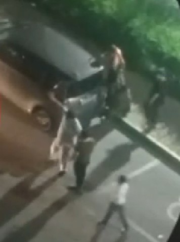 Хабаровские полицейские устанавливают обстоятельства ночной драки на улице Сысоева  Сегодня ночью в дежурную часть полиции позвонили хабаровчане, проживающие на улице Сысоева. Они сообщили, что во дворе их дома шумная компания устроила драку. В конфликте участвовали две группы мужчин и женщин.  Сообщается также, что во время выяснения отношений один из мужчин сел за руль автомобиля и при выполнении резкого маневра, возможно, наехал на своих оппонентов.  В ситуации разбираются правоохранительные органы.  «Устанавливаются участники инцидента, изучаются записи с камер видеонаблюдения, опрашиваются очевидцы случившегося. По результатам проверки будет принято решение в соответствии с законодательством», – говорится в сообщении, опубликованном в телеграм-канале полиции города.    Будь в курсе событий.