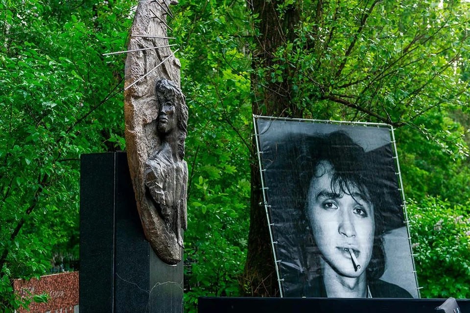 Поклонница Цоя ушла на тот свет прямо у его могилы Вечером 18 января у могилы Цоя на Богословском кладбище скончалась женщина об этом КП Петербург подтвердил источник Приехала с двумя мужчинами и выпила спиртное Смерть по данным не криминальна просто почтила память слишком горячо Спутников после трагедии задержали им влепили протоколы за мелкое хулиганство Полиция теперь выясняет что именно пошло не так в этой рок ночи Олег Золото Читай нас в MAX Читай нас в Telegram