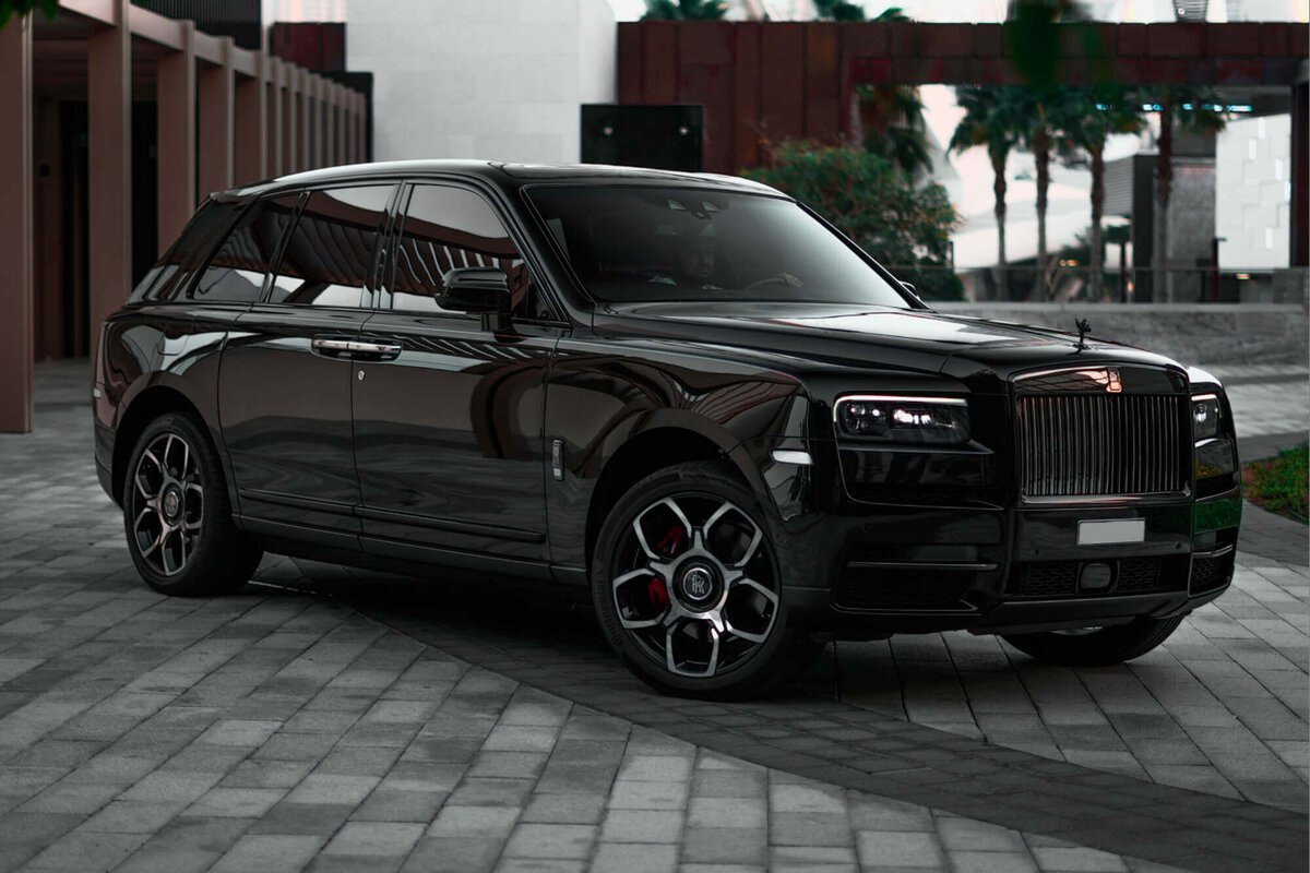 Rolls Royce Cullinan стал самым продаваемым люксовым авто в России в октябре Всего их продано 19 штук благодаря чему они обошли Lamborghini Urus который в прошлом месяце занимал первую строчку а в этом опустился на вторую 13 единиц сообщает Автостат За октябрь же в стране продажи новых автомобилей сегмента luxury выросли на 27 в годовом выражении и составили 62 единицы За 10 месяцев нынешнего года в нашей стране было продано 573 новых люксовых автомобиля Это на 26 больше чем в январе октябре 2024 го Подписаться на РИА Новости экономика Все наши каналы
