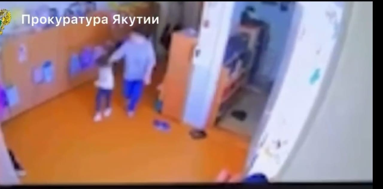 В Чурапчинском районе разгорелся скандал в детском саду Воспитатель потянула ребёнка за волосы такое недопустимо Прокуратура не осталась в стороне и добилась справедливости По результатам расследования ребёнку назначили компенсацию морального вреда 25 тысяч рублей А заведующая детским садом получила штраф в 10 тысяч рублей Инцидент вскрылся благодаря записям с камер видеонаблюдения на них видно как воспитатель ведёт себя с ребёнком Ситуация вызвала возмущение никто не должен оставаться равнодушным к безопасности и благополучию детей ЯкутияDaily Все новости Якутии на NewsOfYakutia