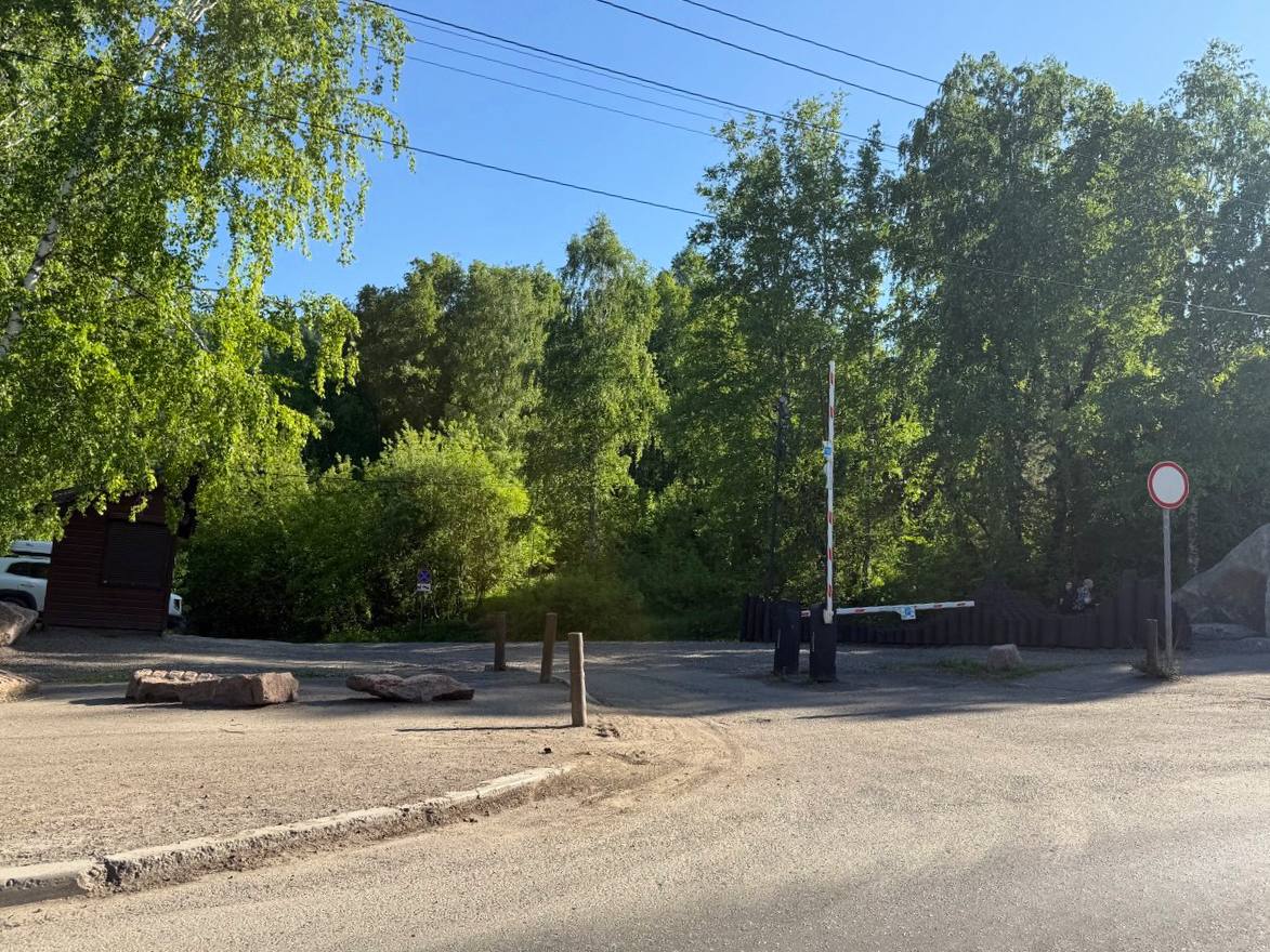 Центральную тропу до кордона Лалетино на «Столбах» перекроют на несколько дней из-за дорожных работ С понедельника 9 июня двухкилометровый участок от Свердловской до кордона Лалетино будет недоступен для туристов. Там планируют укладывать новый асфальт. На авто проехать будет невозможно, от пеших прогулок в зоне работ в нацпарке тоже призывают отказаться. Кто сильно захочет, может пойти по параллельной — Ярыгинской тропе вдоль ручья Лалетина. Дорогу обещают сделать до 11 июня. Так что терпеть неудобства придется относительно недолго. Это Борус.Люди