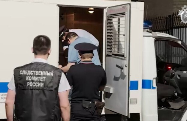 Ставропольского экс-депутата и его сообщников будут судить по делу о мошенничестве  Суд рассмотрит уголовные дела в отношении бывшего депутата Думы Ставропольского края и двух его сообщников, обвиняемых в покушении на многомиллионное мошенничество. Об этом сообщает краевое управление СКР.  «Следствием установлено, что в мае 2024 года депутату стало известно об уголовном преследовании экс-чиновника и заключении его под стражу. Обвиняемый предложил сыну подследственного за денежное вознаграждение в 50 миллионов рублей через двух подельников решить вопрос об изменении отцу меры пресечения на домашний арест и в последующем прекращении уголовного преследования», - говорится в сообщении.  Однако сын бывшего чиновника не попался на уловку мошенников и обратился к правоохранителям.  Позже он сообщил экс-депутату, что якобы согласился на его предложение и передал ему деньги. Во время передачи депутат был задержан с поличным сотрудниками УФСБ России по Ставропольскому краю.   Также в ходе следствия было установлено, что у депутата имелись долговые обязательства перед знакомым на сумму 2,5 миллиона рублей. Для ее погашения он вновь прибег к мошеннической схеме.    Южная служба новостей