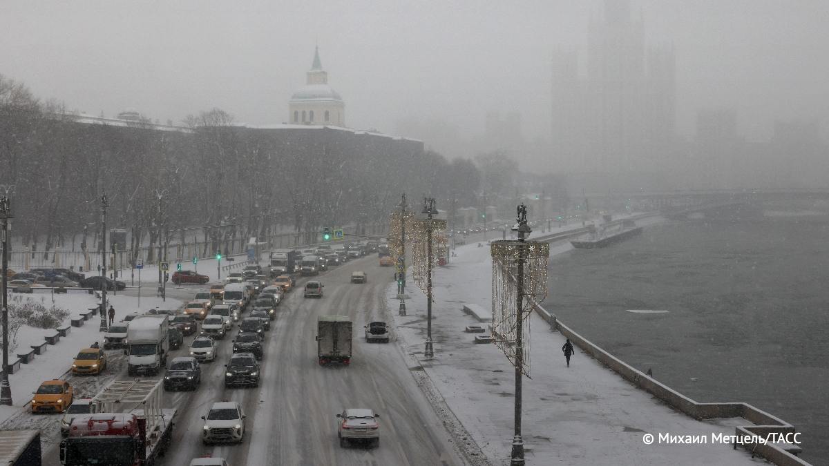 Пробки на дорогах Москвы к вечеру 7 декабря достигли почти будничного уровня в 7 баллов, сообщает столичный дептранс.     / Москва