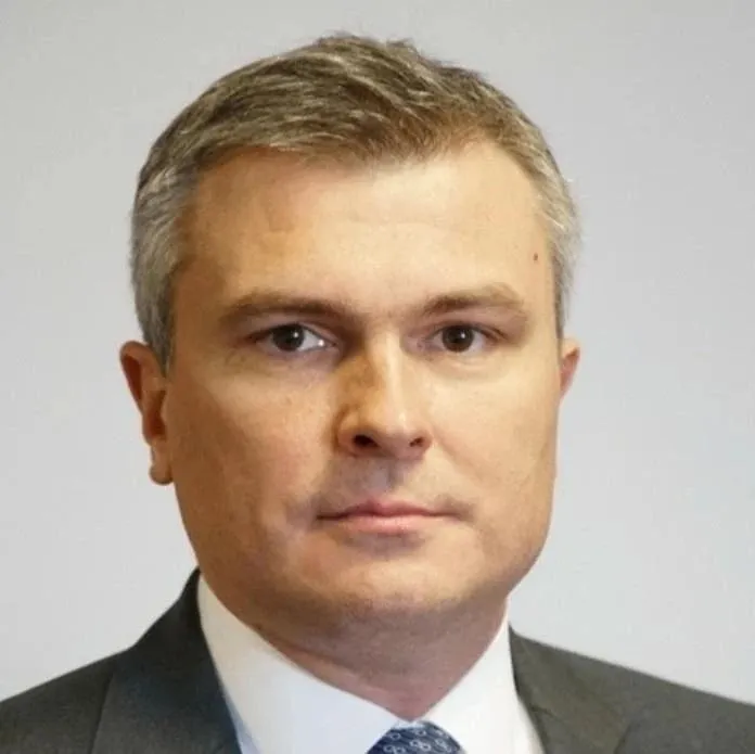 Тверской районный суд Москвы отправил под домашний арест члена совета директоров Корпорации развития Дальнего Востока и Арктики КРДВ и заместителя председателя госкорпорации ВЭБ РФ Артема Довлатова Довлатов известен как бывший управляющий директор и вице президент управления координации дочерних банков ВТБ Также работал на руководящих должностях в Сбербанке и Внешэкономбанке а в 2017 году стал заместителем председателя ВЭБ РФ а в 2021 году его назначили гендиректором АО Фонд развития Дальнего Востока и Арктики Топ менеджер оказался фигурантом уголовного дела о злоупотреблении должностными полномочиями часть 3 статьи 285 УК РФ Больше информации на сайте Фото erdc ru  Подписаться в MAX