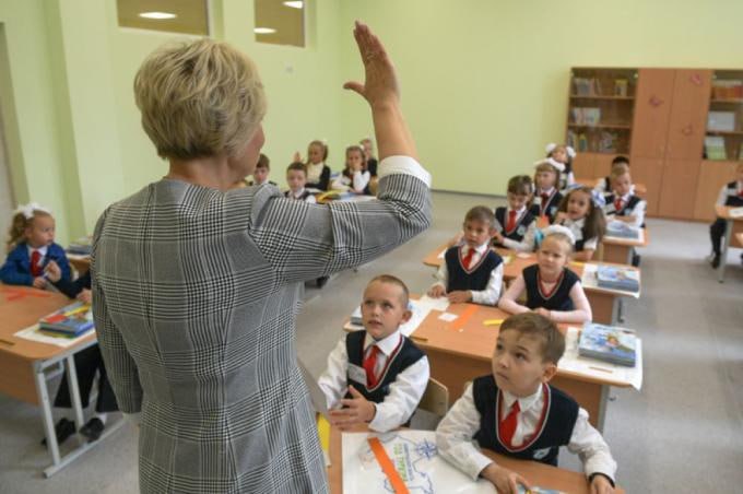 Исследование rabota by в начале этого учебного года спрос на педагогов вырос на треть В сентябре 2025 го предложений о работе для преподавателей было опубликовано на 32 8 больше чем в сентябре нынешнего года А вот искало работу преподавателей только на 5 8 больше чем это было в прошлом году В сентябре 2025 года по рынку в целом предлагаемая медианная зарплата составила 1800 рублей для педагогов ее значение 1370 рублей 82 6 резюме женщины Почти половина резюме 49 2 принадлежит соискателям в возрасте 20 29 лет Около трети претендентов 32 7 пока не имеют профильного опыта опыт 35 1 кандидатов превышает 6 лет Подробнее