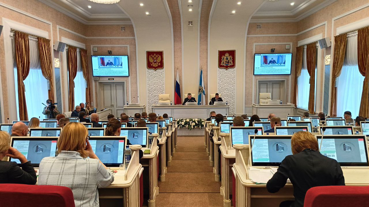 Депутаты АОСД вернулись после летней паузы В Архангельске на Ленина 1 начала работу очередная сессия областного Собрания депутатов Вернувшиеся после летней паузы парламентарии буднично преступили к выполнению обязанностей Помимо прочего народные избранники рассмотрят ряд важных законопроектов среди которых вопросы связанные с приведением регионального законодательства в соответствие с новым федеральным законом Об общих принципах организации местного самоуправления в единой системе публичной власти Особое внимание будет уделено социальной поддержке жителей региона В повестке вопросы предоставления бесплатной юридической помощи студентам потерявшим родителей в период обучения изменение порядка выплат региональной социальной доплаты к пенсии а также расширения льгот на посещение учреждений культуры для участников СВО и их семей Будет рассмотрен законопроект который позволит владельцам частных домов легально предоставлять гостиничные услуги Это упростит процедуру открытия гостевых домов и будет способствовать развитию внутреннего туризма Еще одна инициатива касается расширения программы Арктический гектар Планируется значительно увеличить перечень территорий в арктической зоне области доступных для получения гражданами в безвозмездное пользование Всего в повестке сегодняшней сессии народными избранниками будут рассмотрены 43 вопроса