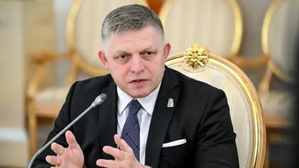 "Хоть что-то выиграть". Словакия пошла на уступки Евросоюзу против России Словакия готовится поддержать запрет на поставки российского газа в ЕС, пишет Politico. Ранее страна блокировала санкции из опасений экономического ущерба, так как зависит от импорта топлива. Роберт Фицо сообщил, что власти Словакии могут отозвать вето на новый пакет антироссийских санкций. Для этого необходима встреча на уровне глав МИД стран Евросоюза, которая запланирована на 15 июля. "Нам нужно хотя бы что-то выиграть в этой борьбе, хотя ни на какой счет 100:0 мы, конечно, не рассчитываем", — заявил журналистам словацкий премьер. Никогда не знаешь, где найдешь, где потеряешь.