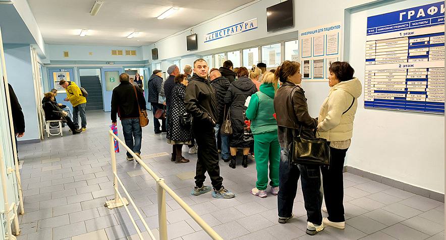 Паника депутата Госдумы и проверка региональных властей откуда берутся очереди в РОКБ На днях видео из Ростовской областной клинической больницы прогремело на всю страну Один из пациентов запечатлел большую очередь в регистратуру в 7 утра Внимание на видеозапись обратили не только региональные власти но и депутат Госдумы РФ Руководство РОКБ объяснило почему образуются очереди Рассказываем подробнее что известно о ситуации в больнице